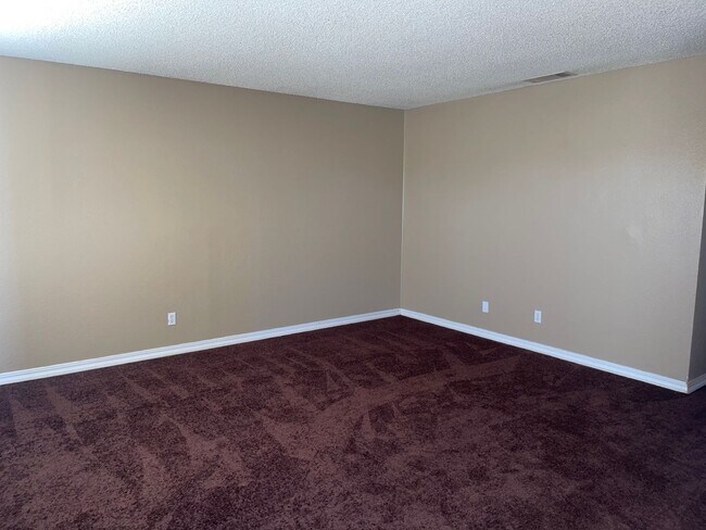 Foto del edificio - Move-In Ready 3-Bedroom Home with Backyard Living