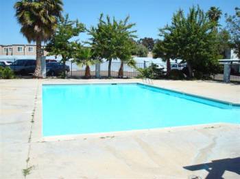 Foto del edificio - Remodeled 4 bedroom 2 bath condo with easy freeway accesss