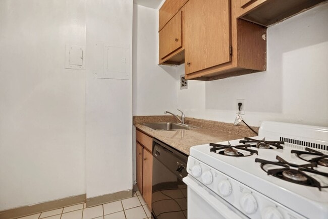 Building Photo - Charming & Bright Studio at River Place North