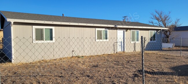 Building Photo - SPACIOUS 4 BEDROOM