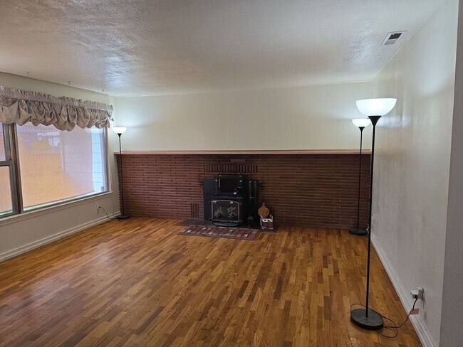 Building Photo - 3 Bedroom 1.5 bath home located in the bea...