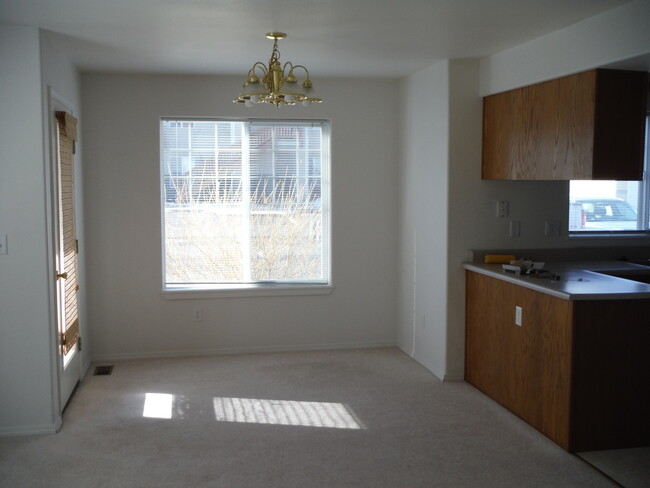 Building Photo - Lovely 3 Bedroom Apartment- Close to Schoo...