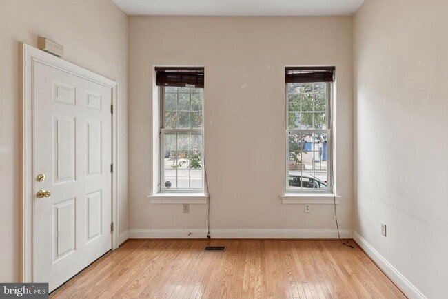 Building Photo - 2542 W Girard Ave