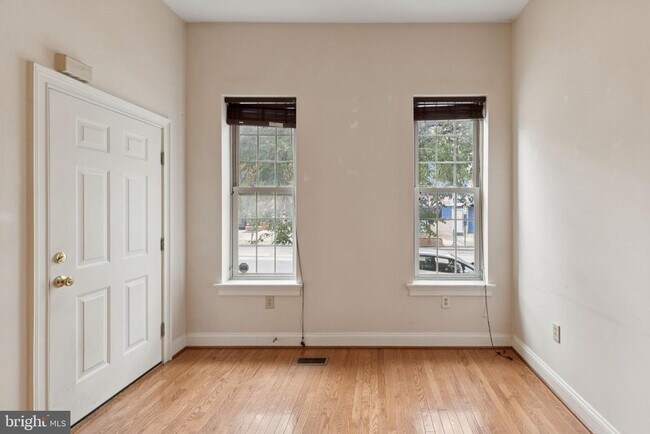 Foto del edificio - 2542 W Girard Ave