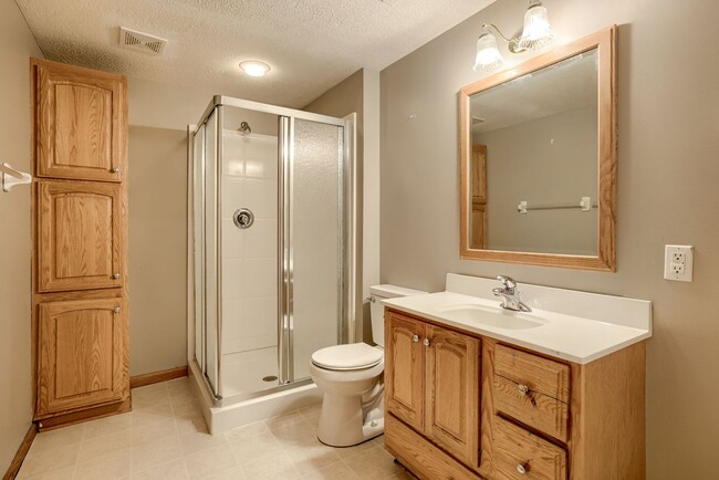 Building Photo - Great Location & Tons of Space!!