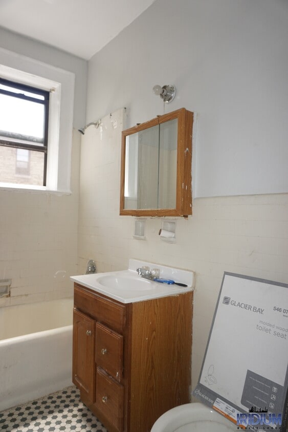 Primary Photo - 20 Noll Pl