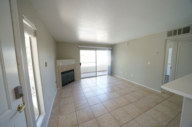 Foto del edificio - SHOWINGS AVAILABLE NOW