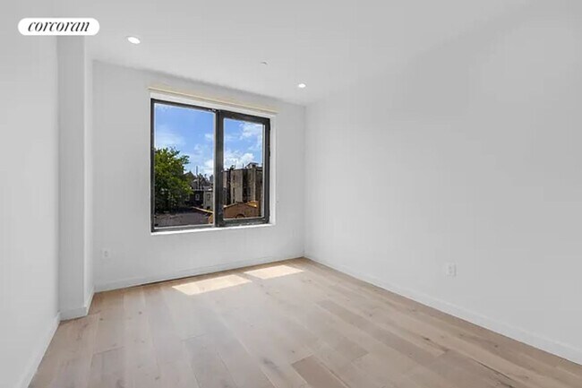 Foto del edificio - 170-22 Cedarcroft Rd