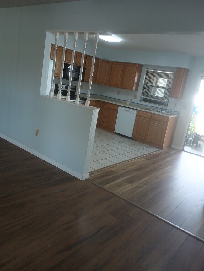 Foto del edificio - 2626 Lear Rd