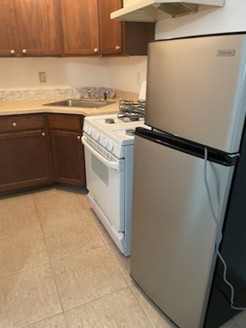Kitchen - 10 Bond St