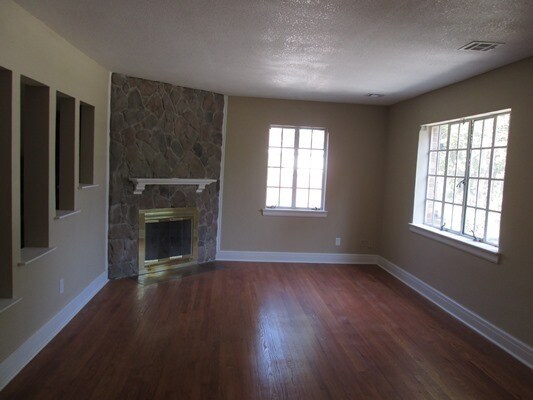 Building Photo - Preleasing for Late June 2024! (3) Bed/(2)...
