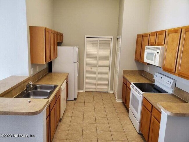 Foto del edificio - 7920 Merrill Rd