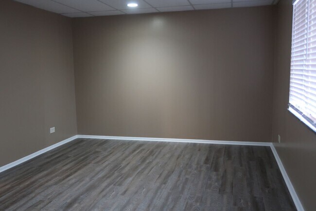 Building Photo - Lake Terrace #4. 3BD/1BA  Very spacious condo on Lake Avenue!  $2700 per month includes assigned ...