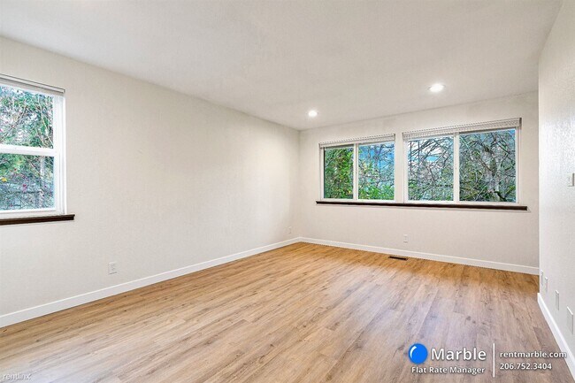 Building Photo - 3 br, 2.5 bath Townhome - 10406 NE 17th St 1