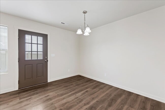 Building Photo - Like new 3 bedroom.