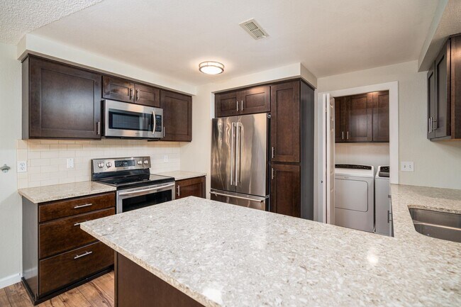 Foto del edificio - Charming 2bed/2bath Condo in Prime Kirklan...