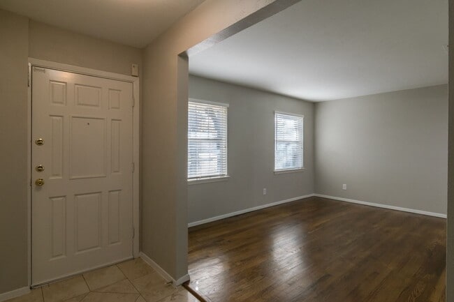 Photo - 4225 Hillsdale Ln House