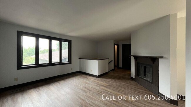 Building Photo - Amazing 3 Bedroom 2.5 Bath duplex with att...