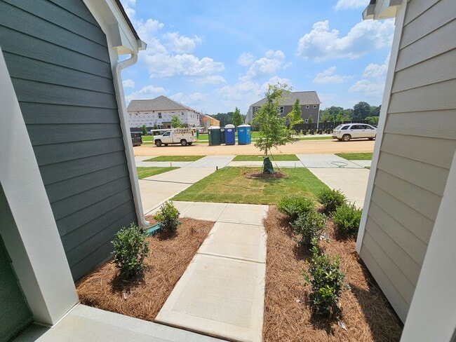 Building Photo - Beautiful Townhome in North Charlotte
