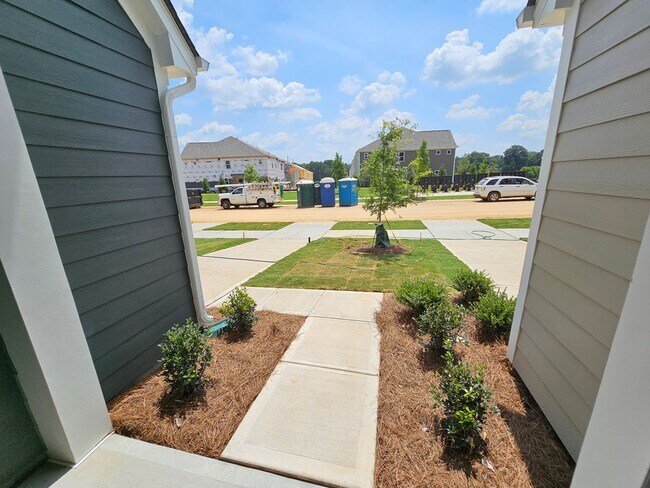 Foto del edificio - Beautiful Townhome in North Charlotte