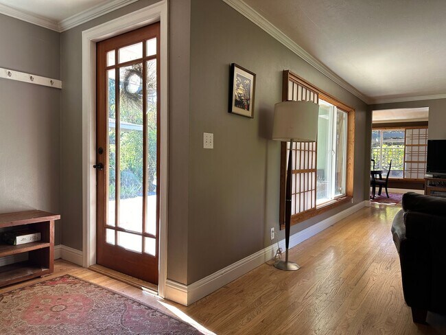 Foto del edificio - One of a Kind 3 bedroom Shoreline Home wit...