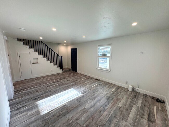 Foto del edificio - RENOVATED 3 bedroom end unit across the street from the Beach!