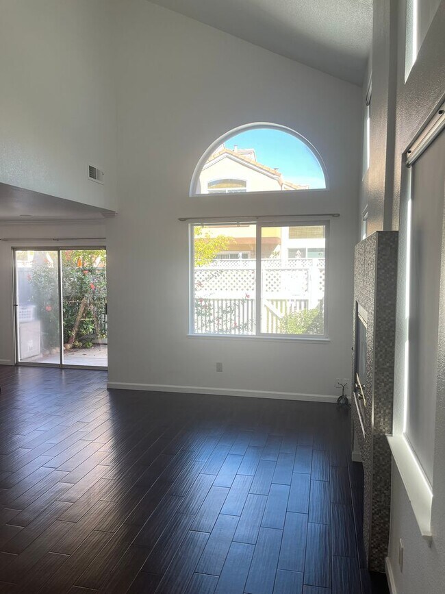 Foto del edificio - Beautifully Updated 3-Bedroom Townhome in ...