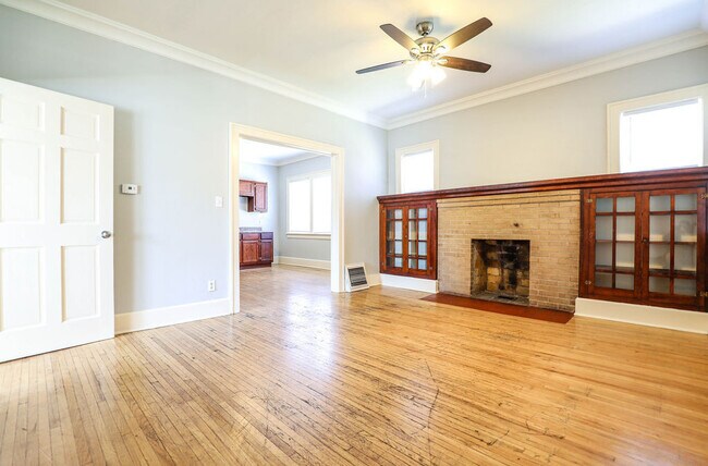 Building Photo - Updated 5 Bedroom for Pre-Lease NOW! Huge ...