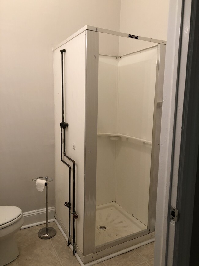 bathroom - 2922 N Calvert St