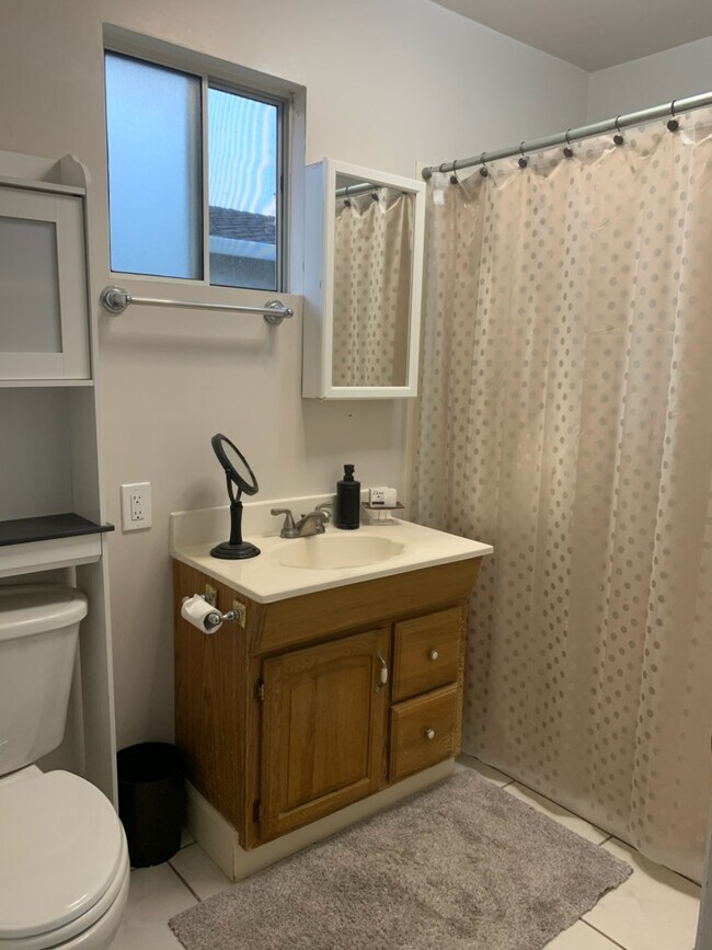 Full sized bathroom - 3271 Stimson Way
