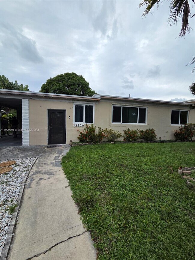 Foto del edificio - 12220 NE Miami Pl