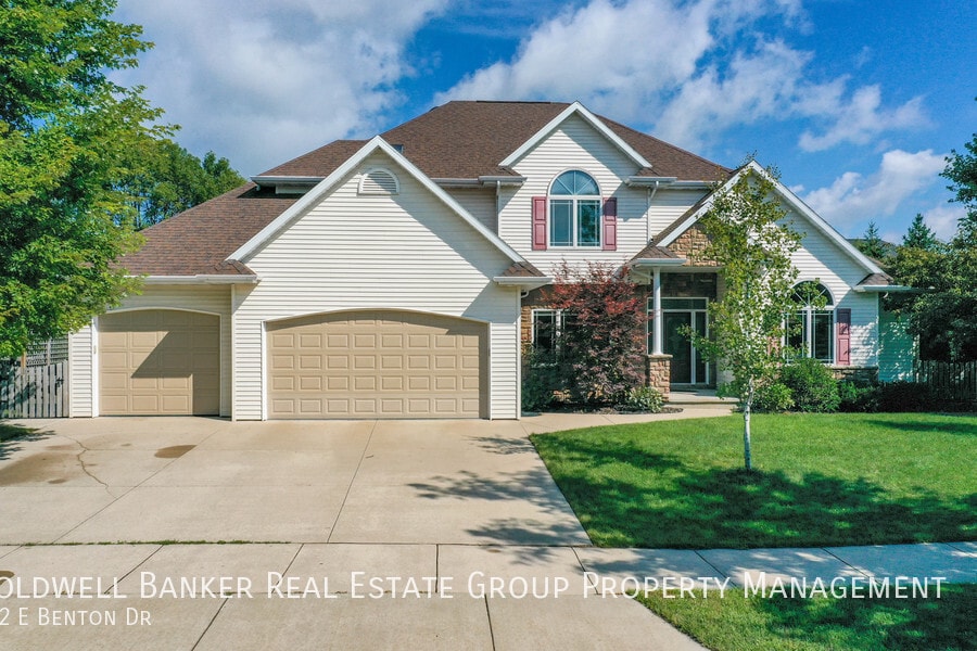 Primary Photo - Executive North Appleton Home