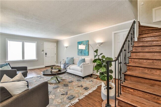 Foto del edificio - Beautifully Remodeled 4 Bedroom Home near ...