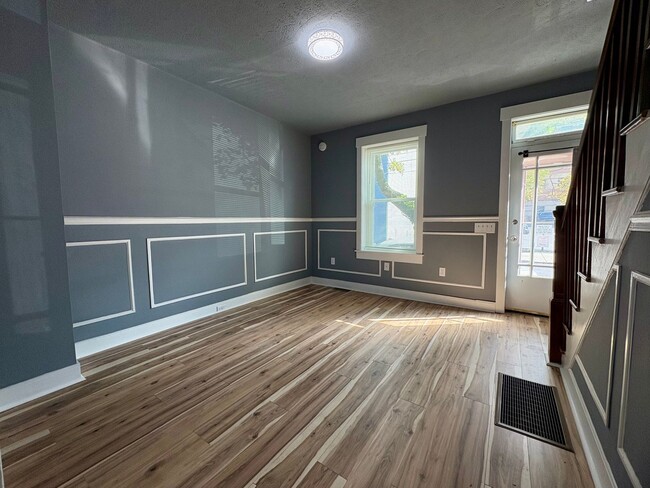 Building Photo - 2 Bedroom 1 Bathroom in Lancaster!