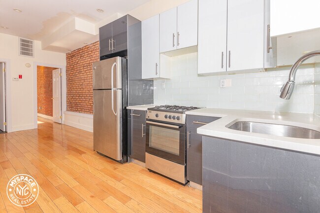 Building Photo - 136 Kingsland Ave