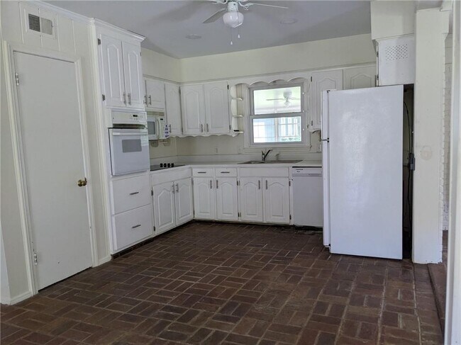 Building Photo - 4356 Montclair Cir E