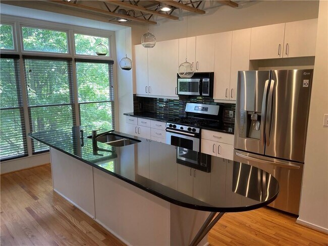 Building Photo - 1325 Peachtree View NE