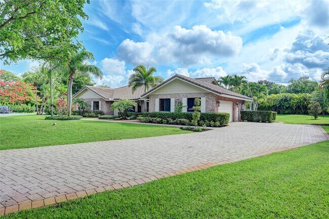 Foto del edificio - 7120 Hialeah Ln