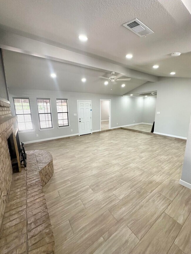 Foto del edificio - Fully Remodeled 3 Bedroom 2 Bathroom For Rent