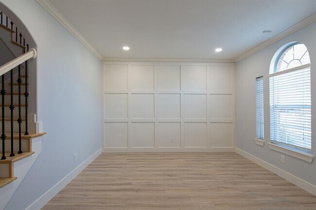 Building Photo - 304 Benton Dr