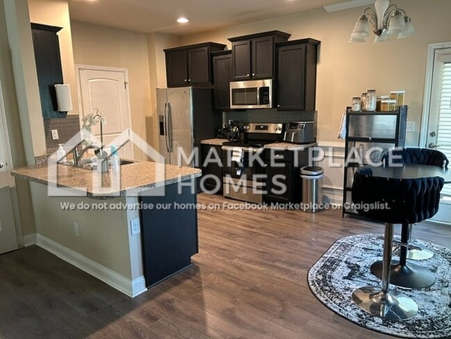 Foto del edificio - 6121 Hickory Ln Dr