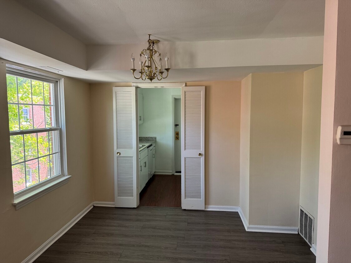 Foto del edificio - 19436 Van Aken Blvd