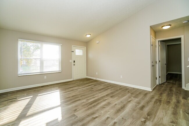 Building Photo - 2146 Kingsglen Dr