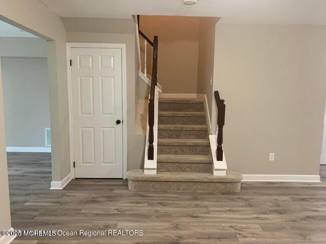 Foto del edificio - 248 Larchwood Ct