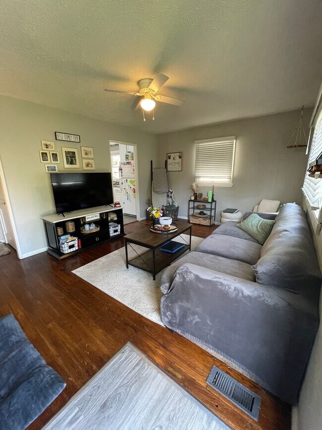 Building Photo - 2 Bedroom Single Family Home