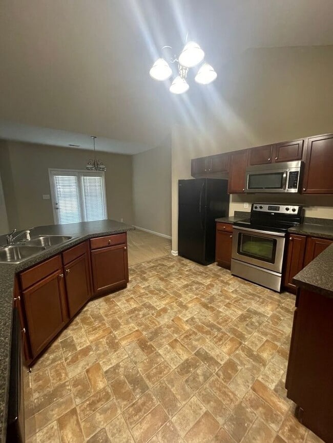 Building Photo - 2 bed, 2 bath, 2 car garage ranch style townhouse in N. Knoxville