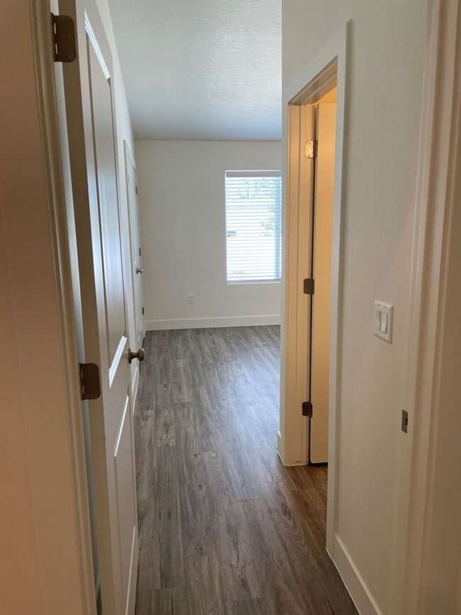Building Photo - Move-in Discount - 3 bedroom- 2 bath Newer Construction