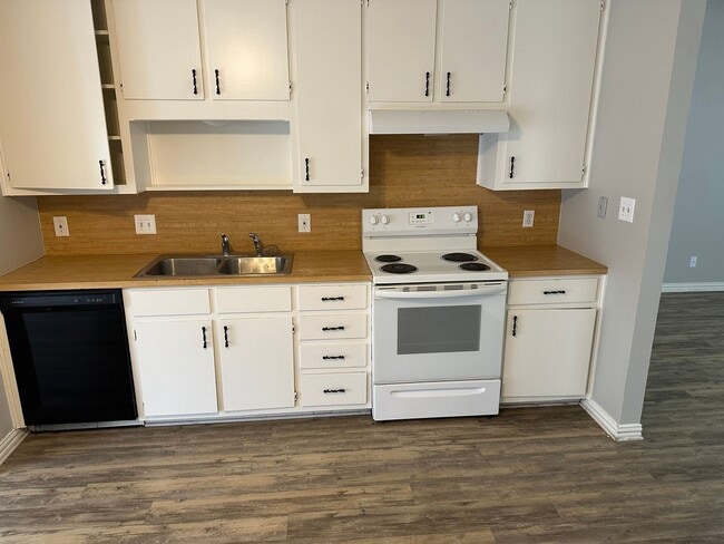 Building Photo - Roomy 3/2 in a grey neighborhood. Close to great schools and restaurants. Fenced backyard and cov...