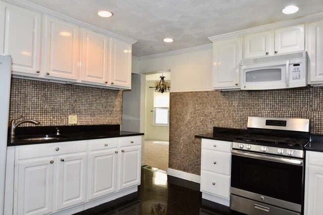 Building Photo - 46 Draper St