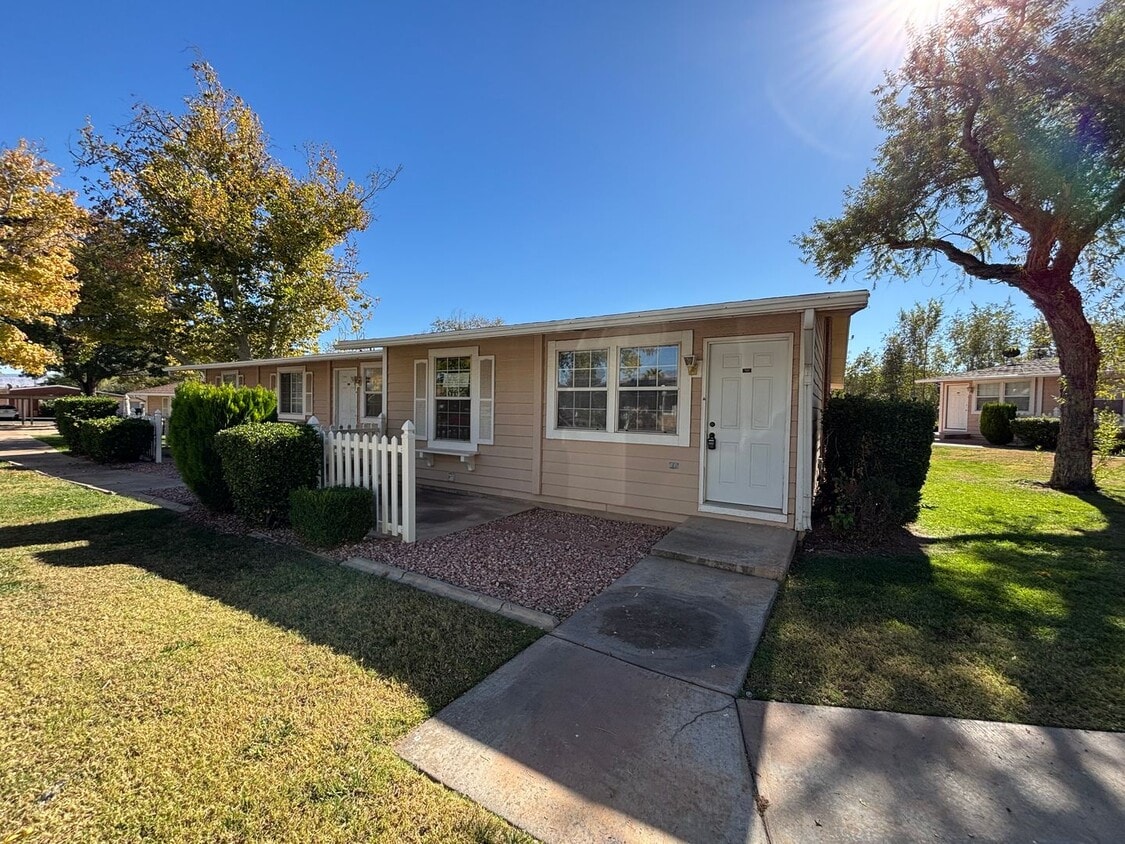 Primary Photo - DARLING ONE BEDROOM FOR RENT!